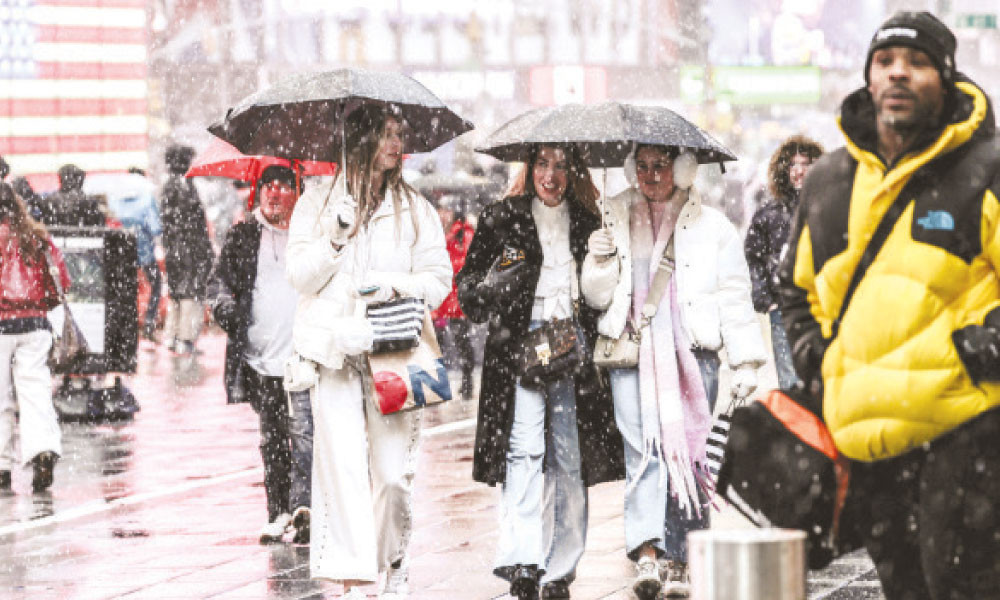 তীব্র তুষারঝড়ে বিপর্যস্ত হয়ে পড়েছে যুক্তরাষ্ট্র