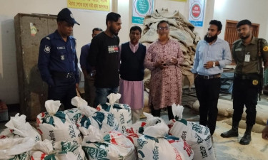 বস্তা পরিবর্তন করে বাজারে সরকারি চাল বিক্রির চেষ্টা ২ ইউপি সদস্যের