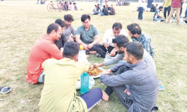 ইফতার আয়োজনে মুছে যায় পরিবারের শূন্যতা