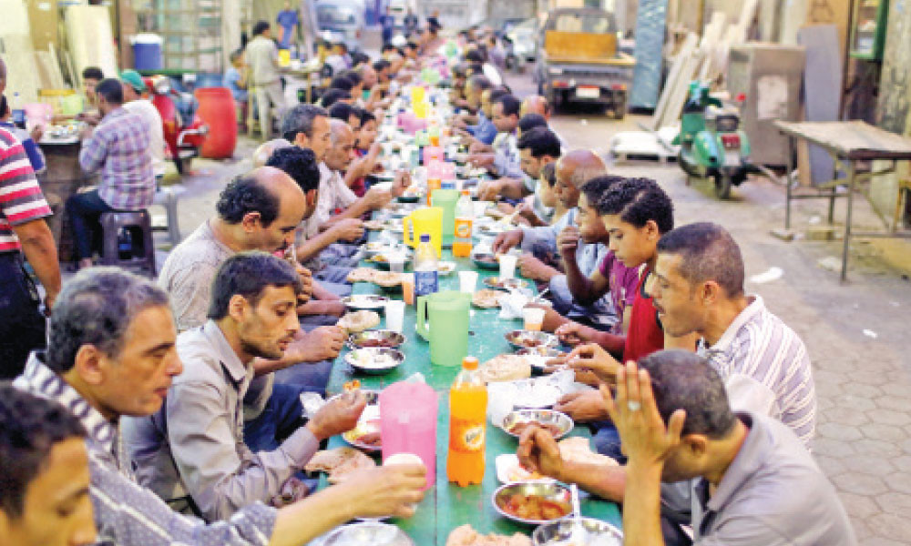 সড়কে দীর্ঘ ইফতার আয়োজন