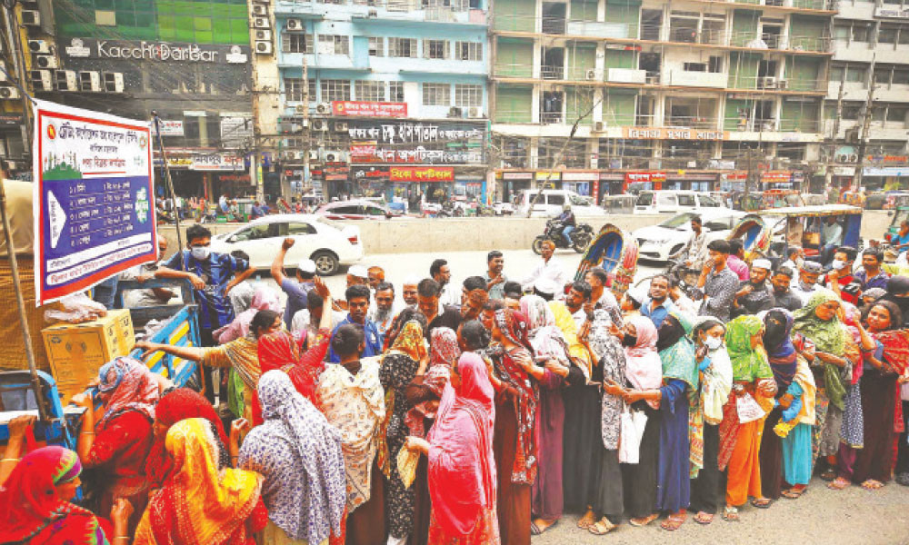 টিসিবির ট্রাকের সামনে মানুষের দীর্ঘ লাইন