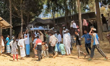 হাতকড়া নিয়ে মা-বাবার জানাজায় ২ ভাই, উভয়সংকটে পুলিশ-সাংবাদিক