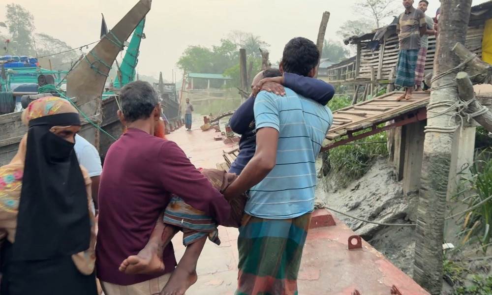 গভীর সাগরে মাছ ধরার ট্রলারে হামলা, আহত ৪ ও নিখোঁজ ২ জেলে