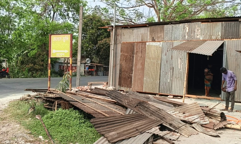 নগরকান্দায় সড়কের জমি দখল করে দোকান নির্মাণ বিএনপি নেতার