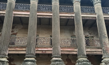 অযত্নে জৌলুস হারাচ্ছে ঐতিহ্যবাহী বালিয়াটি জমিদার বাড়ি