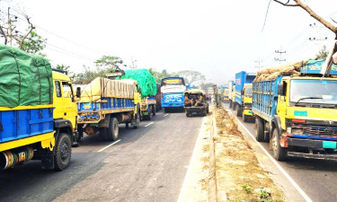 কুমিল্লায় পোশাক শ্রমিকদের ঢাকা-চট্টগ্রাম মহাসড়ক অবরোধ, যানজট