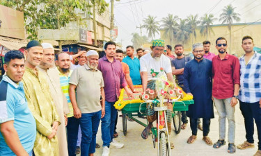 অসহায় ভ্যানচালককে নতুন ভ্যান উপহার দিলেন ছাত্রদল নেতা আসিফ কবির