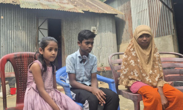 ‘তোমরা আমার আব্বার লাশটা আইনা দাও’