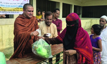 রামুতে দেড় হাজার রোজাদারকে ইফতার দিলেন বৌদ্ধ ভিক্ষু