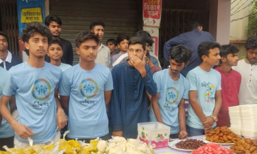 হিলিতে ৫ টাকায় ইফতার বিতরণ স্বেচ্ছাসেবী সংগঠনের