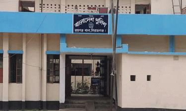 রায়গঞ্জ থানার এক এএসআইকে মারধর