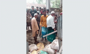 যুদ্ধাহত মুক্তিযোদ্ধার বাড়ি ভাঙচুর-লুটপাট, নিরাপত্তাহীনতায় পরিবার
