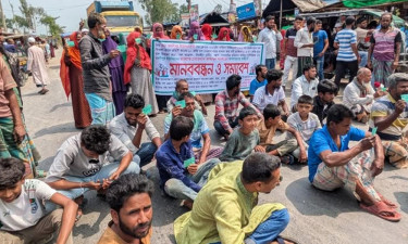 ভিজিএফ চাল না পেয়ে সড়ক অবরোধ, চেয়ারম্যানের অপসারণ দাবি