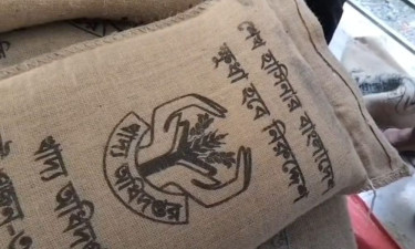 নাটোরে ভিজিএফের চালের বস্তায় শেখ হাসিনার নামে স্লোগান