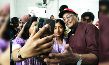 প্রতিমন্ত্রীকে পেয়েই সেলফি তোলায় ব্যস্ত খুদে শিক্ষার্থীরা