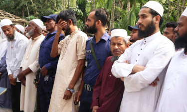 প্যারোলে মুক্তি পেয়ে বাবার জানাজায় ছেলে