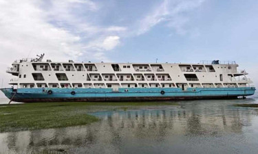 ৮০ যাত্রী নিয়ে ডুবোচরে আটকা লঞ্চ