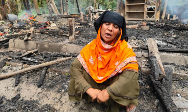 নিজের মাকে বের করে ঘরে আগুন দিল মাদকাসক্ত ছেলে