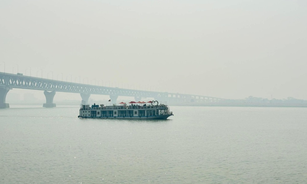 ঈদের ছুটিতে ঢাকার অদূরে পদ্মা নদীতে হাউস বোট ভ্রমণ