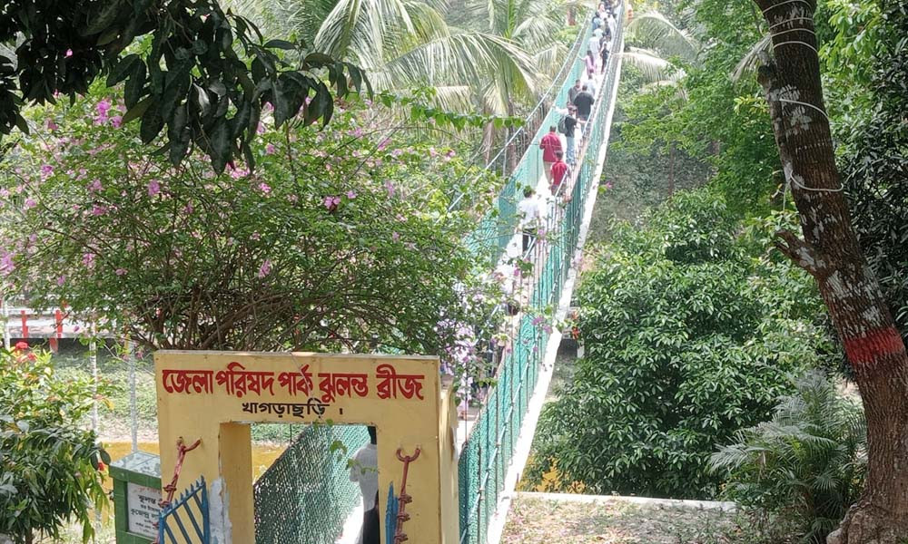 ঈদে খাগড়াছড়ির বিনোদনকেন্দ্রে স্থানীয়দের ভিড়