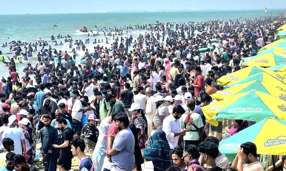 ছুটির শেষ দিনে সৈকতে পর্যটকের ঢল
