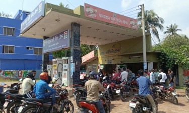 বাগেরহাটে জ্বালানি তেলের সংকট, ভোগান্তিতে চালক ও যাত্রীরা