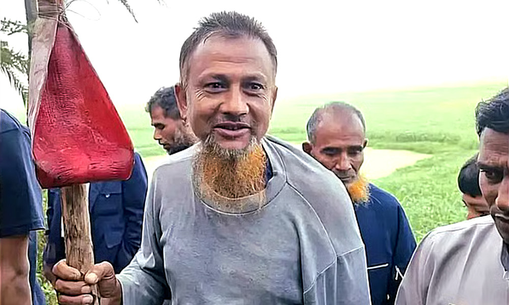 কলার মোচা দেখিয়ে রেল থামানো সেই এনামুলকে পুরস্কৃত করল রেলওয়ে