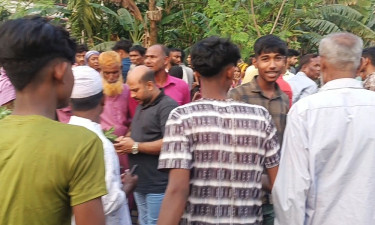 ছেলের মোটরসাইকেল থেকে ছিটকে পড়ে প্রাণ গেল মায়ের