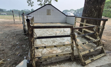 গণহত্যা দিবসেও ধুলা-ময়লায় চাপা কটিয়াদীর বধ্যভূমি স্মৃতিস্তম্ভ