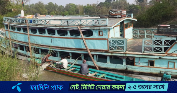 গাছের গু‌ড়ির সঙ্গে লঞ্চের ধাক্কা, চালকের বুদ্ধিমত্তায় বাঁচলো যাত্রীদের প্রাণ