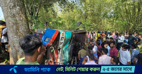 এবার ৩৫ যাত্রী নিয়ে পঞ্চগড়ে উল্টে গেল বাস