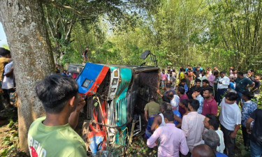 এবার ৩৫ যাত্রী নিয়ে পঞ্চগড়ে উল্টে গেল বাস