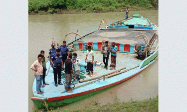 আটপাড়ায় অবৈধভাবে বালু উত্তোলন : বাল্কহেড জব্দ, আটক ৫