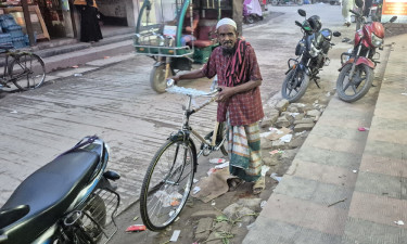 কালের কণ্ঠে সংবাদ প্রকাশের পর বাইসাইকেল পেলেন আবু ছায়েদ