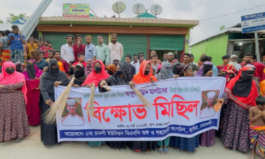 হাতিয়ায় হান্নান মাসউদের বিরুদ্ধে বিএনপির নেতাকর্মীদের ঝাড়ু মিছিল