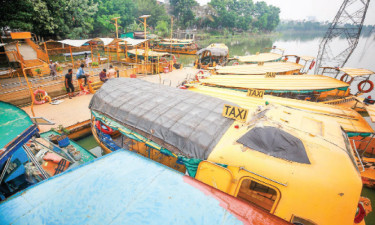 তেলের অভাবে বন্ধ রয়েছে রাজধানীর হাতিরঝিলের ওয়াটার ট্যাক্সিগুলো