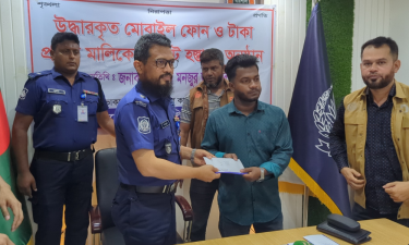 ২০টি হারানো মোবাইল ও টাকা ফিরিয়ে দিল পুলিশ