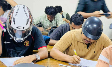 জবিতে হেলমেট পরে পরীক্ষার হলে শিক্ষার্থীরা, জানা গেল কারণ