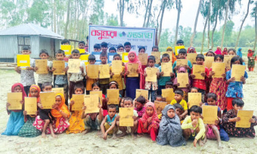 লালমনিরহাটে শিক্ষাসামগ্রী উপহার
