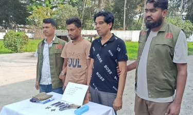 কুমিল্লায় মাদক নিরাময়কেন্দ্র থেকে অস্ত্রসহ ২ যুবক গ্রেপ্তার