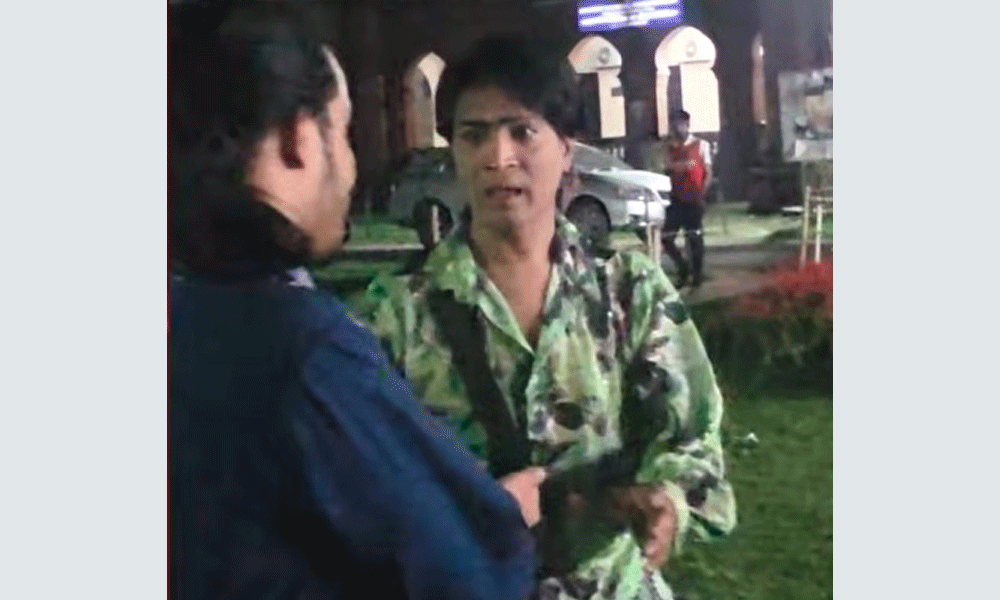 যে কারণে কার্জন হলে এডলফ খানকে আটকে রেখেছিলেন শিক্ষার্থীরা!