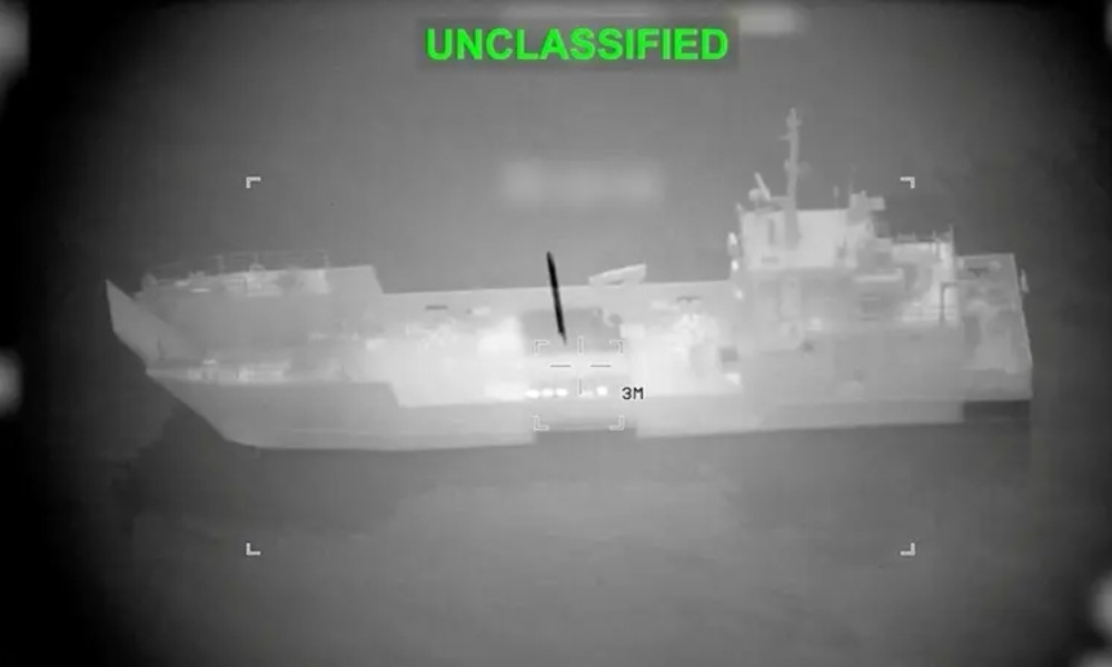 বাণিজ্যের আড়ালে ইরানে ‘যুদ্ধের জ্বালানি’ পাঠাচ্ছে চীন