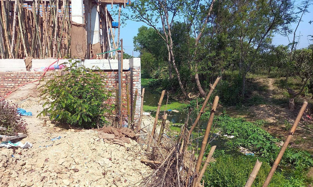 খাল দখল করে স্থাপনা নির্মাণ