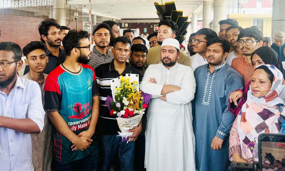 ড. ইউনূসকে রাজপথে নেমে আন্দোলনে যোগ দেওয়ার আহ্বান নাহিদের