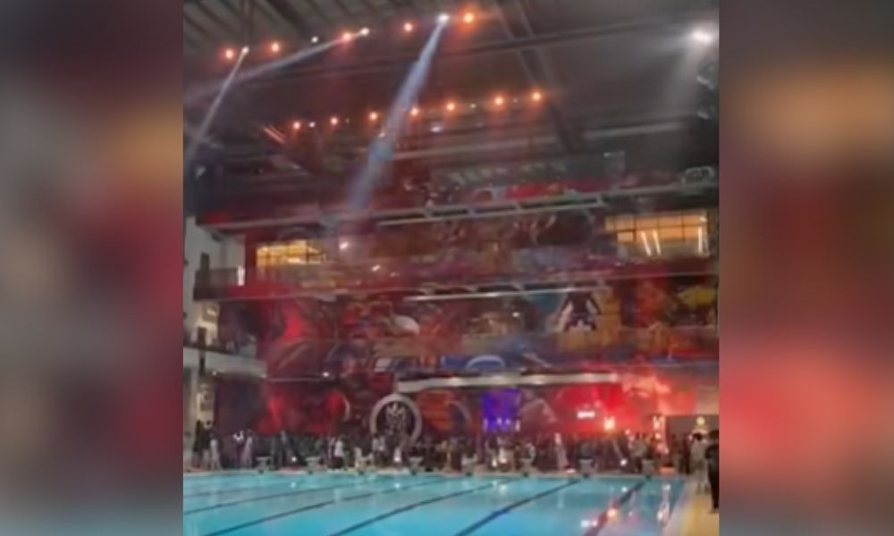 বাহারি আলোকসজ্জায় নজর কেড়েছে গোল্ডস জিমের সুইমিং পুল