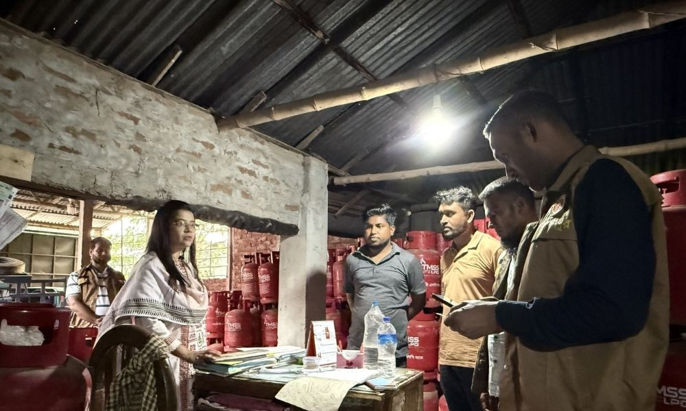 কালীগঞ্জে গ্যাস সিলিন্ডার মজুদ, ব্যবসায়ীকে দেড় লাখ টাকা জরিমানা