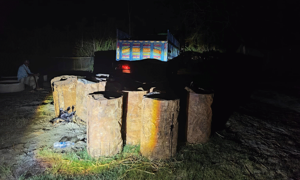 ছাত্রদলের সাবেক নেতার কাছ থেকে ৫৮ ব্যারেল চোরাই বিটুমিন উদ্ধার