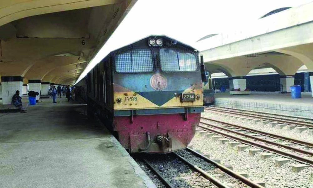 চলন্ত ট্রেনের ছাদ থেকে পড়ে কিশোরের মৃত্যু