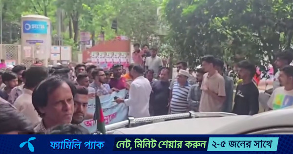স্বাস্থ্য প্রতিমন্ত্রীর গাড়ি আটকে পরিচালকের অপসারণ দাবি রোগীর স্বজনদের