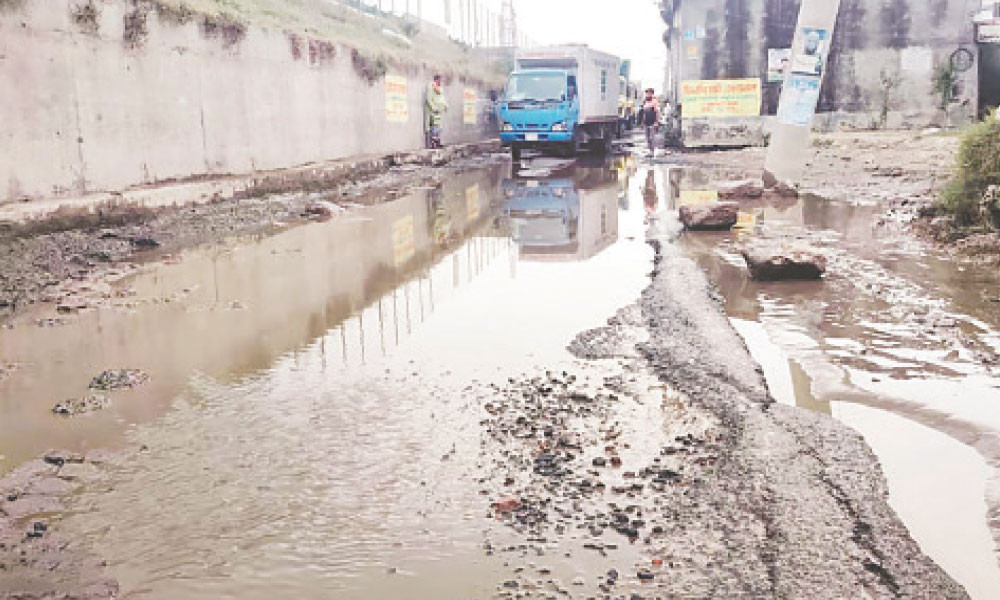 টোলভীতিতে এক্সপ্রেসওয়েতে গাড়ি কম, সাধারণ লেনও ভাঙাচোরা